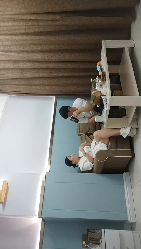 网聊诱惑良家人妻赴约，白色西装御姐光洁无毛穴，扶着翘臀狂野后入高潮